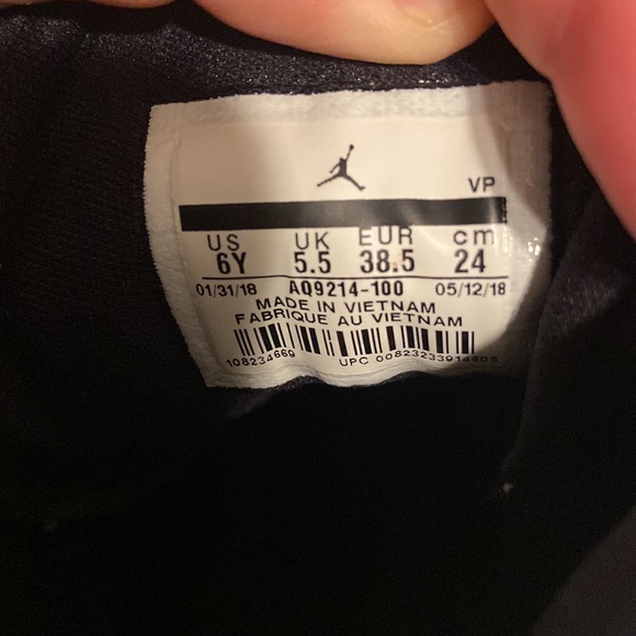 They are a pair of Jordan 10s size 6y - Picture 6 of 7